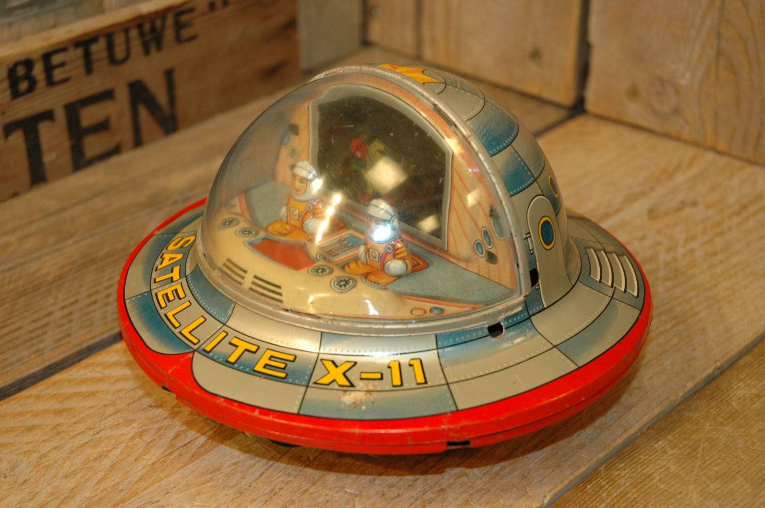 Modern Toys - Satellite X-11 Flying Saucer - Vintage Spacetoys