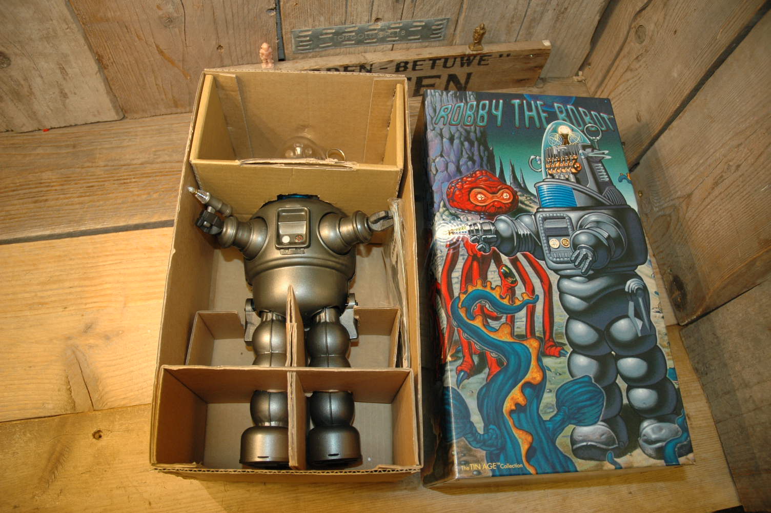 Osaka Tin Toy Institute - Robby The Robot. - Vintage Spacetoys