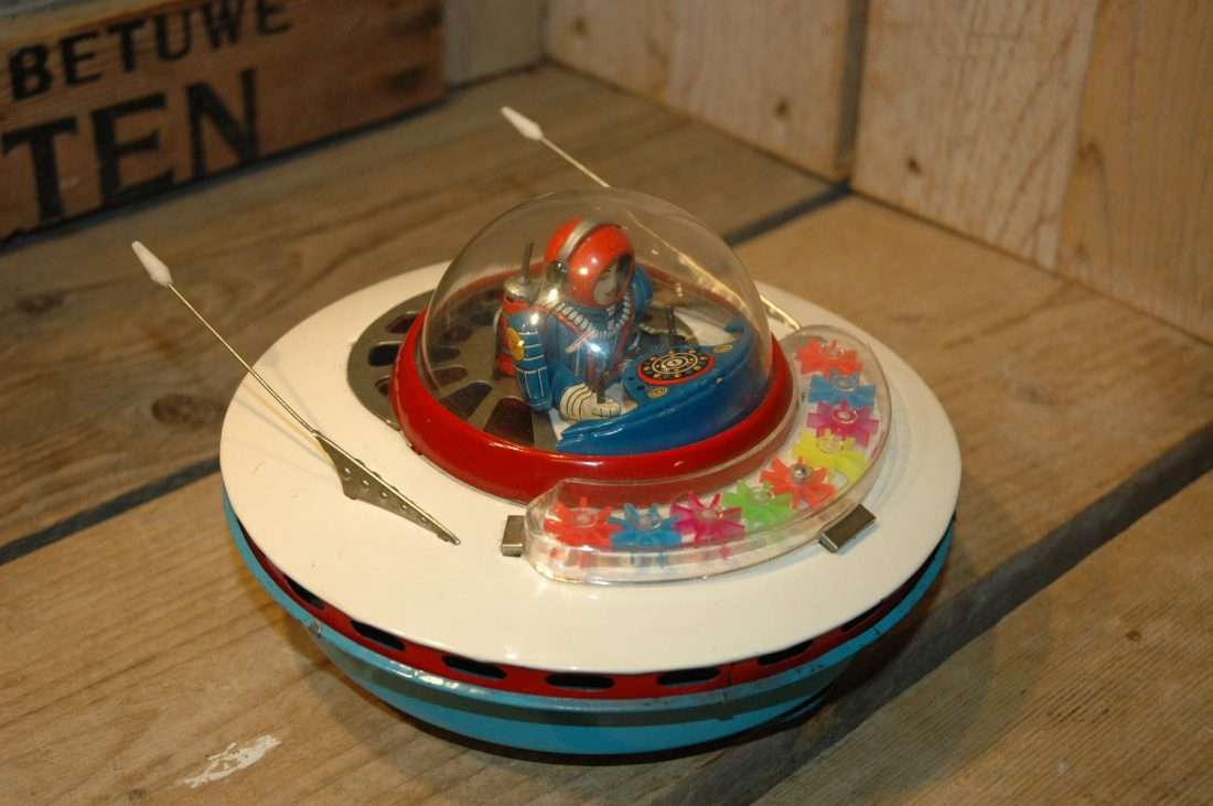 YOSHIYA Sky Patrol Flying Saucer - 5030 - Jouet Volant Dans Sa Boîte