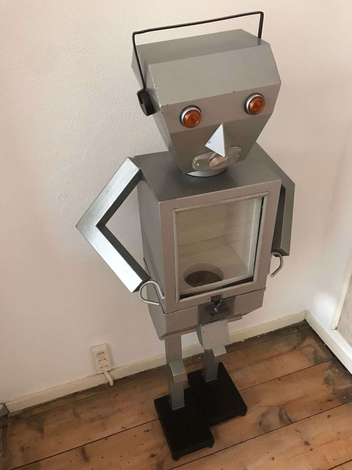 Italy - Gumball Vending Robot - Vintage Spacetoys