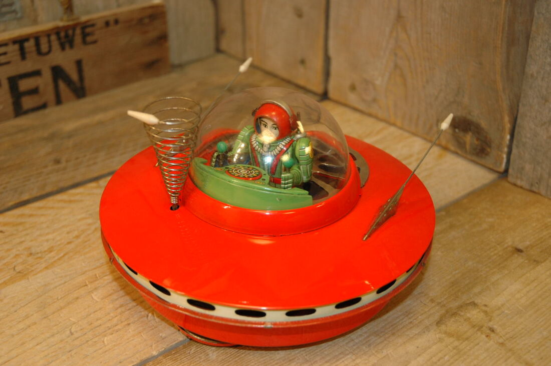 Yoshiya KO - Flying Saucer with GREEN pilot