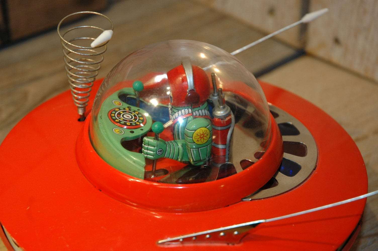 KO Yoshiya - Flying Saucer with GREEN Space Pilot