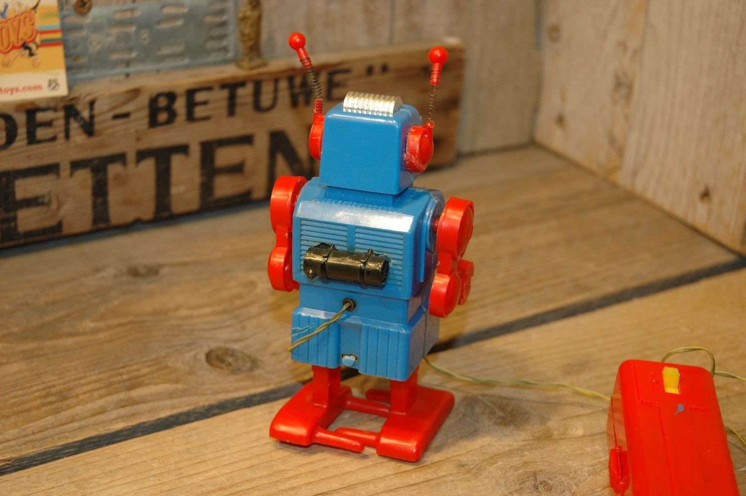 Tomy - Remote control walking robot kun