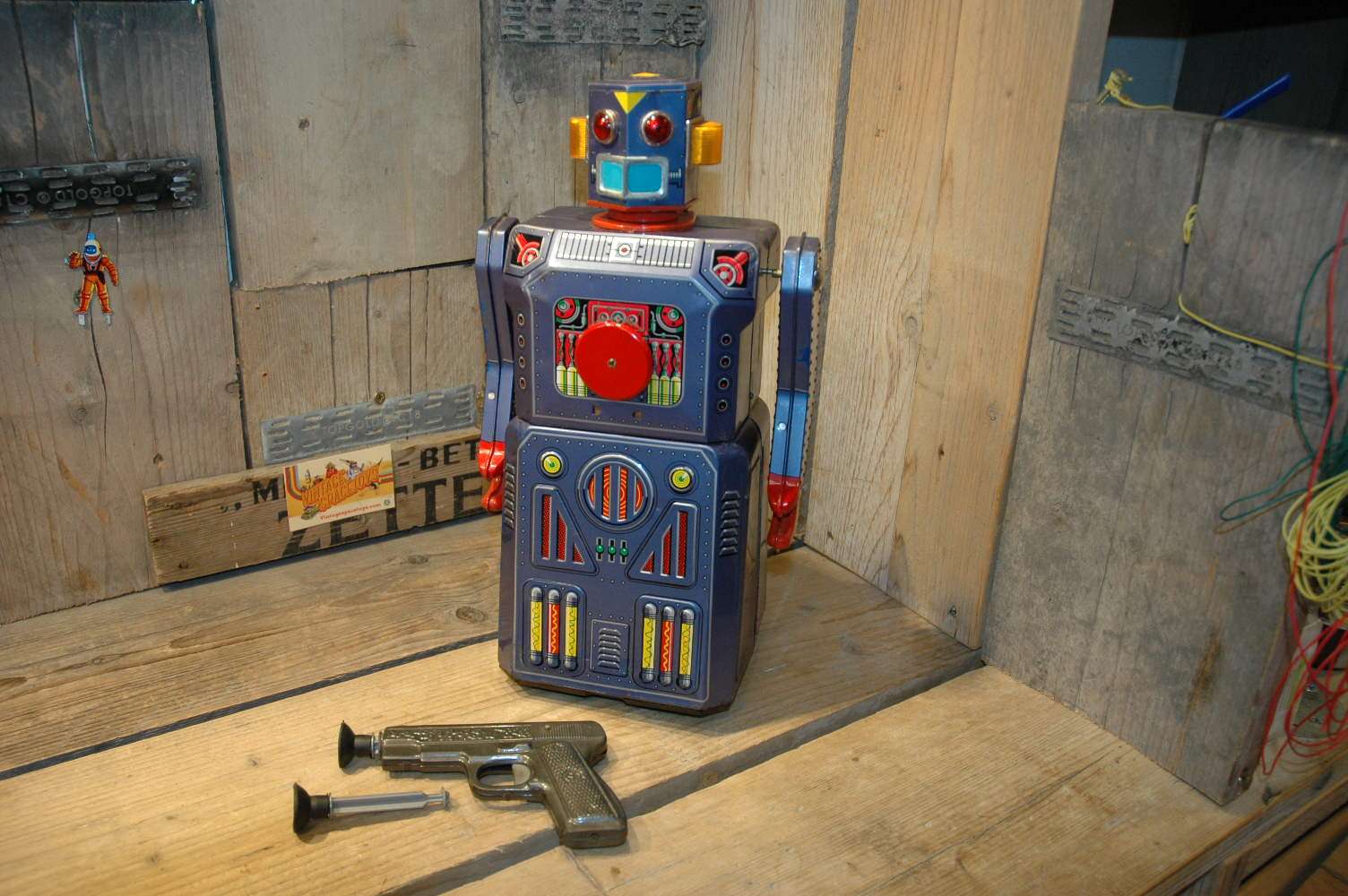 Modern Toys - Target Robot
